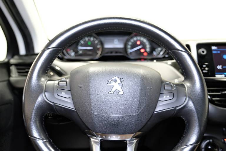 PEUGEOT 208 7