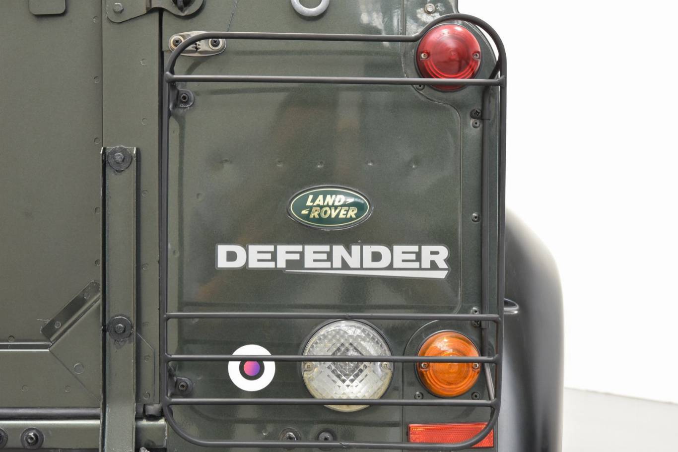 LAND ROVER Defender 17