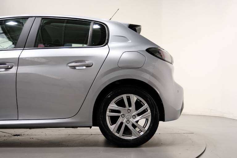 PEUGEOT 208 40