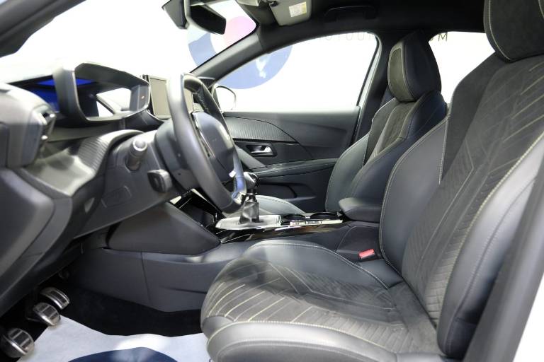 PEUGEOT 208 19