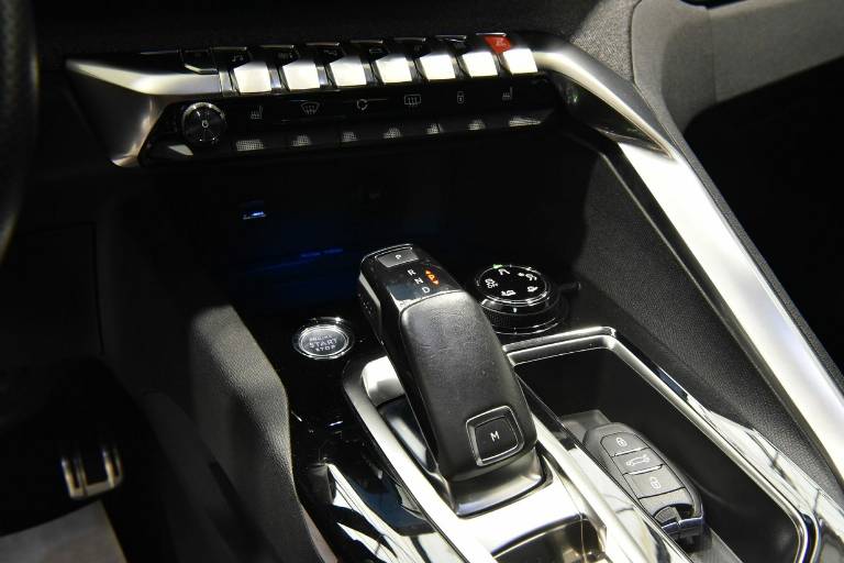 PEUGEOT 3008 10
