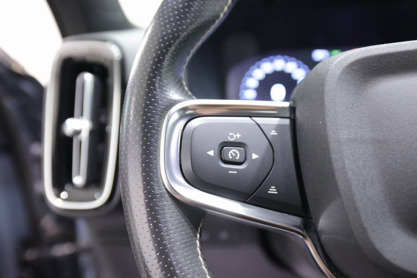 VOLVO XC40 20