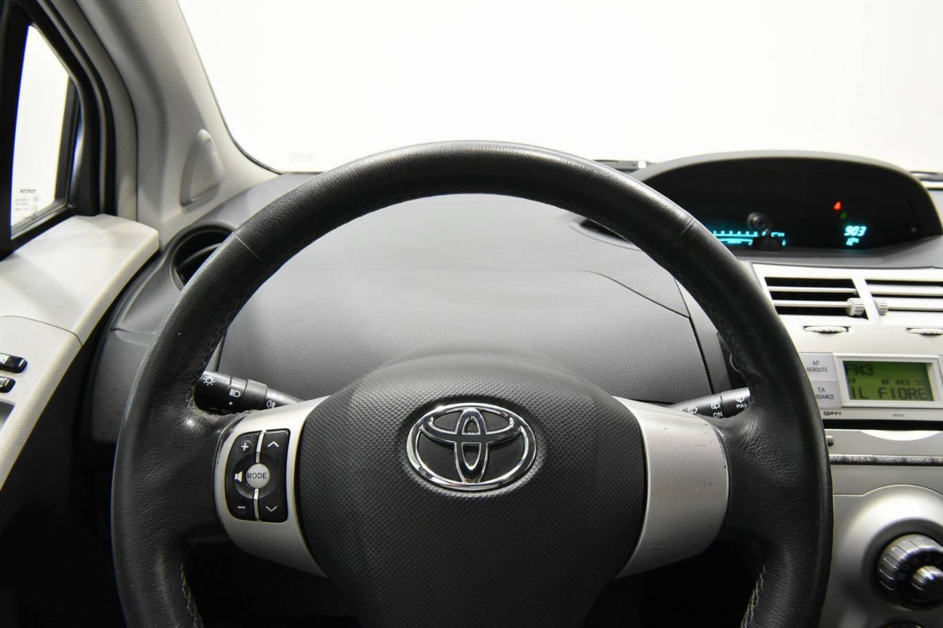 TOYOTA Yaris 8