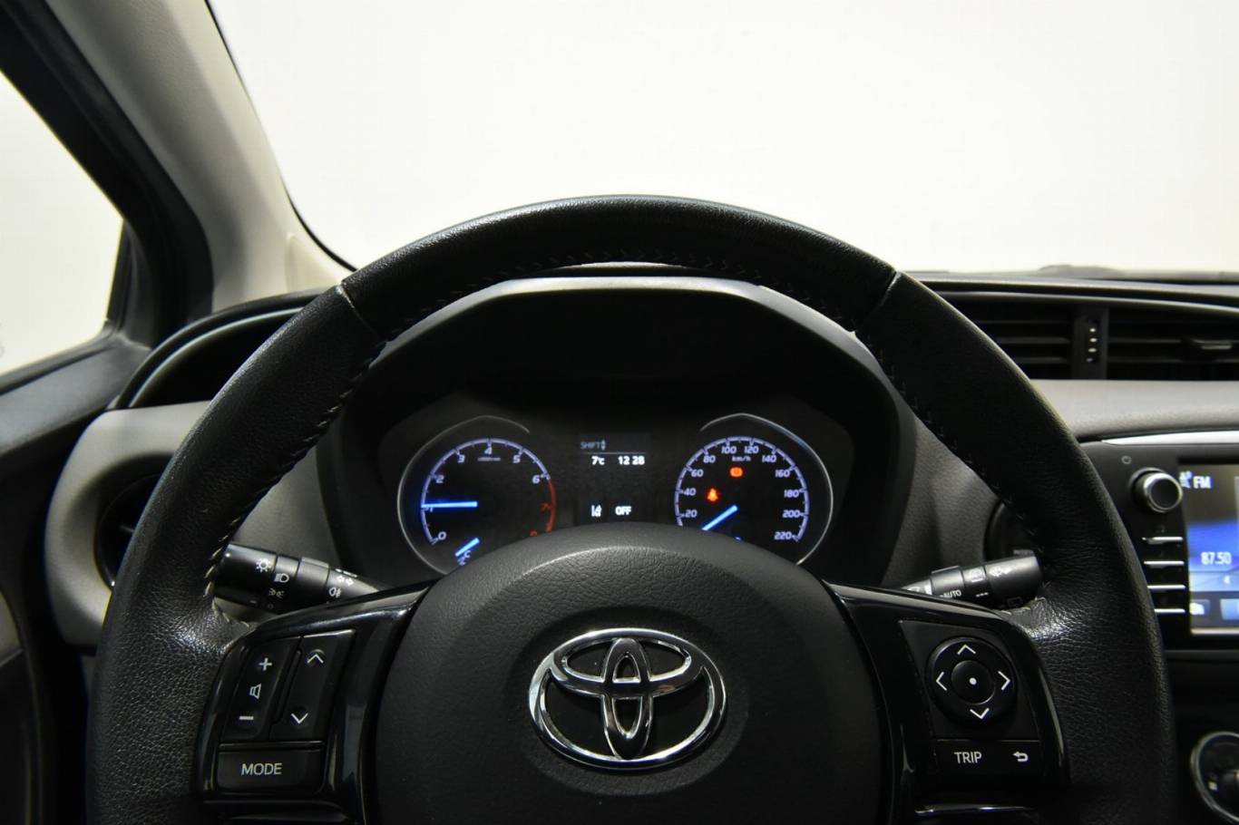 TOYOTA Yaris 9