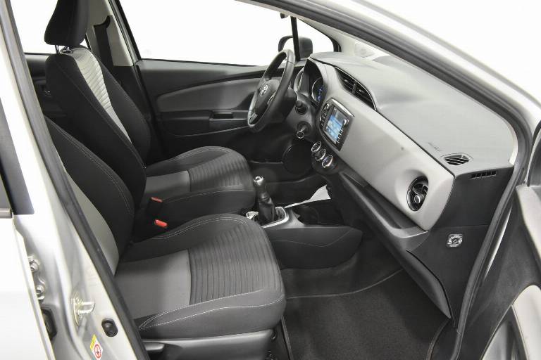 TOYOTA Yaris 28