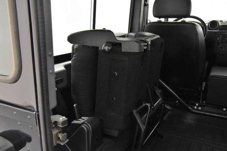 LAND ROVER Defender 28