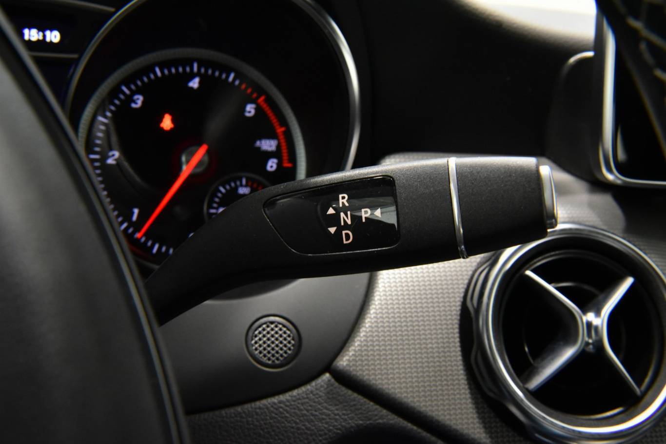 MERCEDES-BENZ GLA 200 10