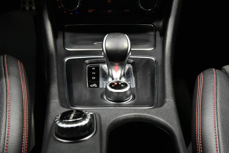 MERCEDES-BENZ A 45 AMG 10