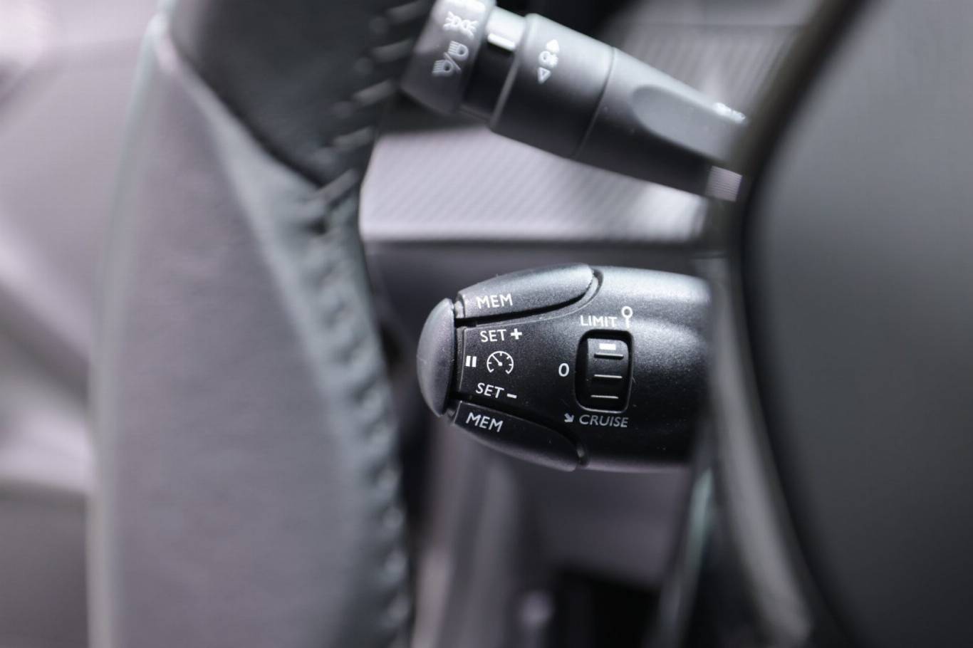 PEUGEOT 208 23