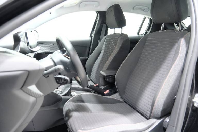 PEUGEOT 208 6
