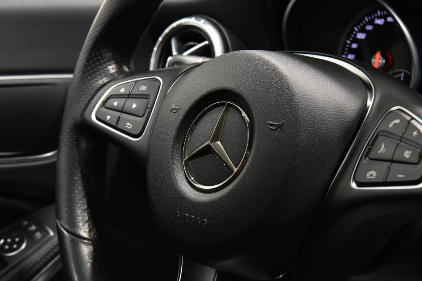 MERCEDES-BENZ CLA 200 47