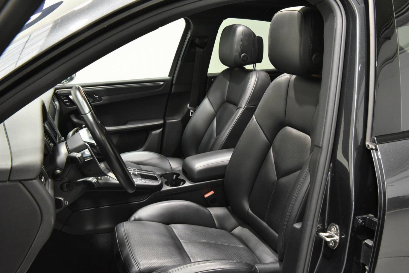 PORSCHE Macan 4