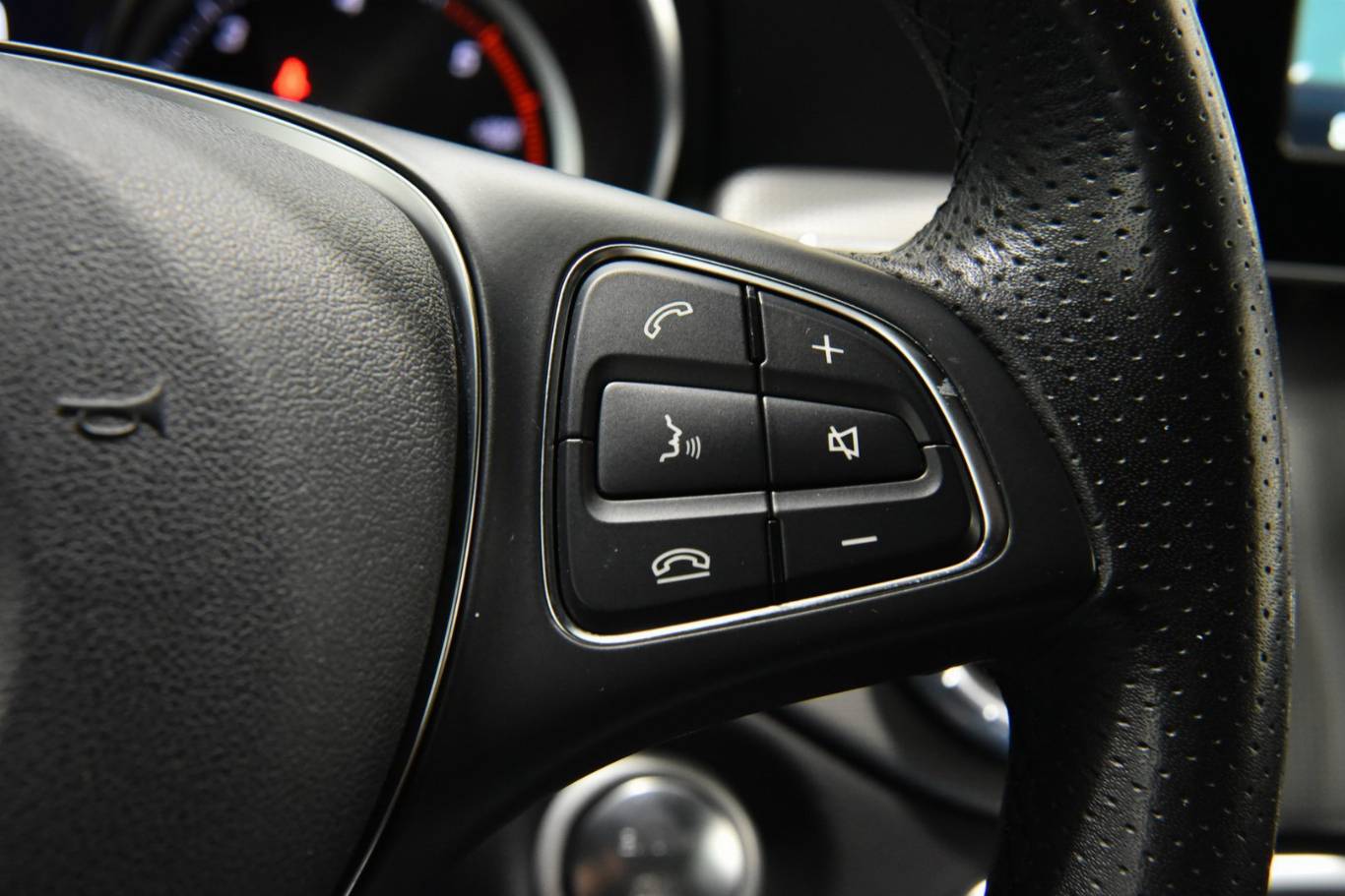 MERCEDES-BENZ CLA 200 8