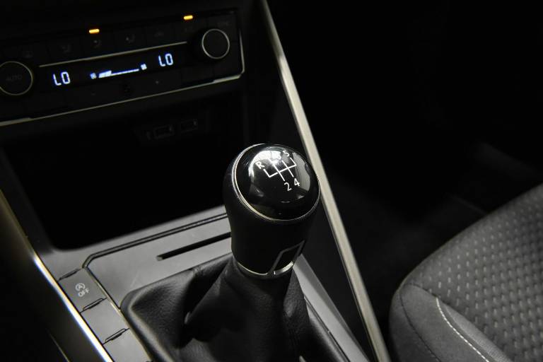 VOLKSWAGEN Polo 10