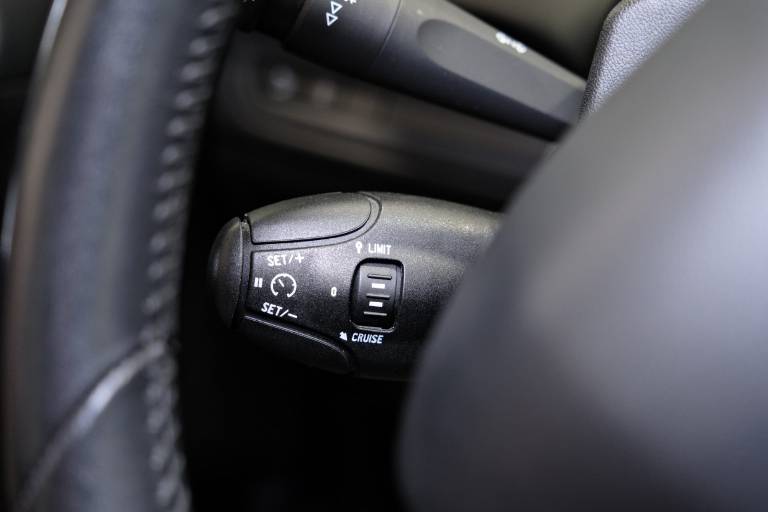 PEUGEOT 208 24