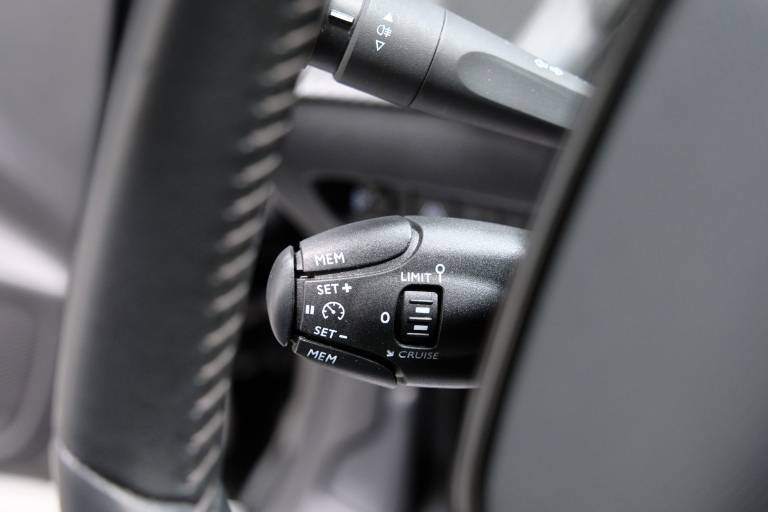 PEUGEOT 208 23