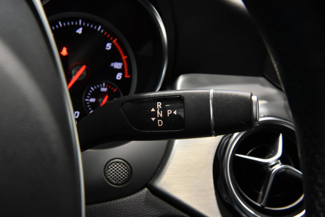 MERCEDES-BENZ GLA 200 10