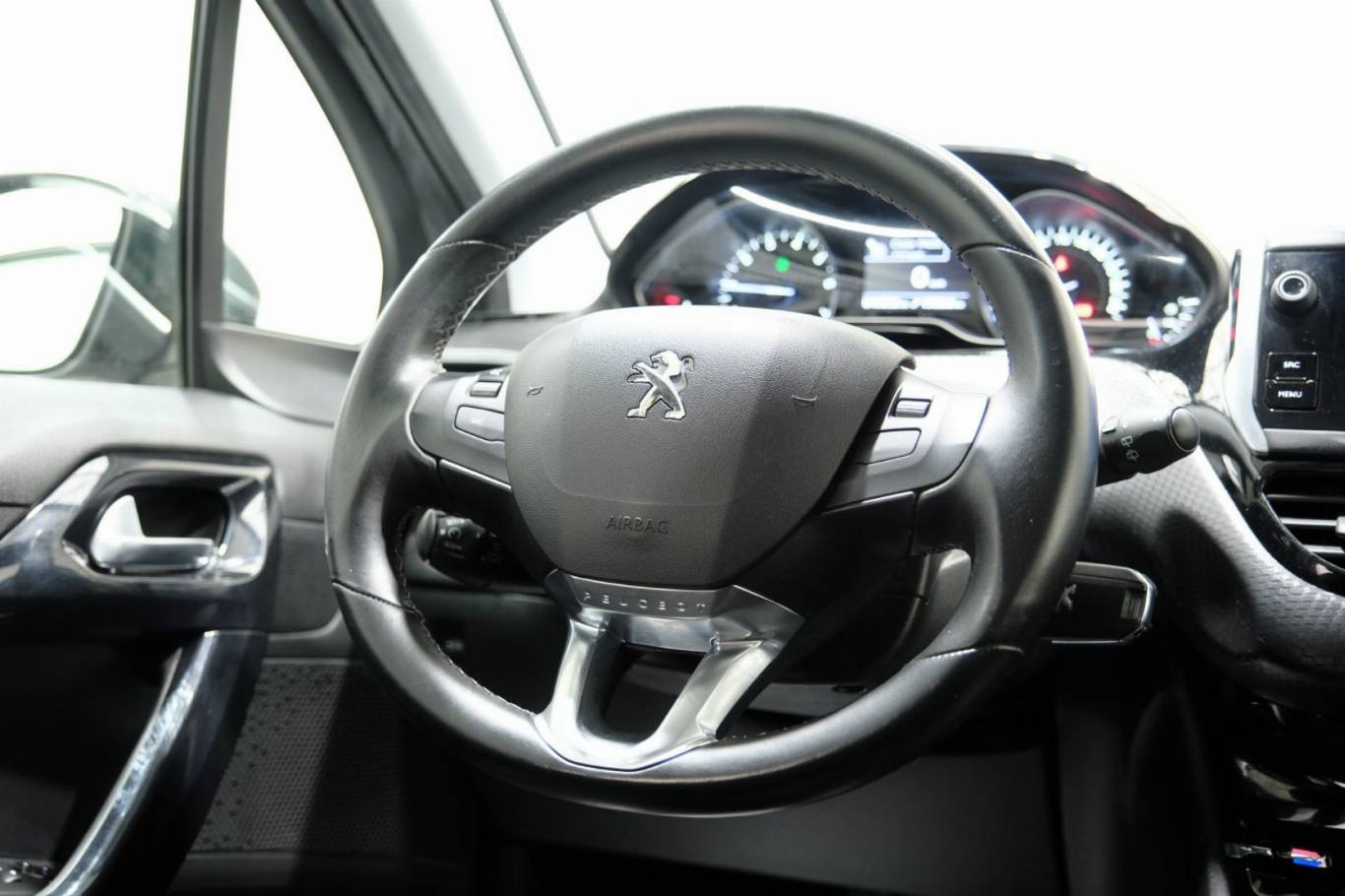 PEUGEOT 208 39