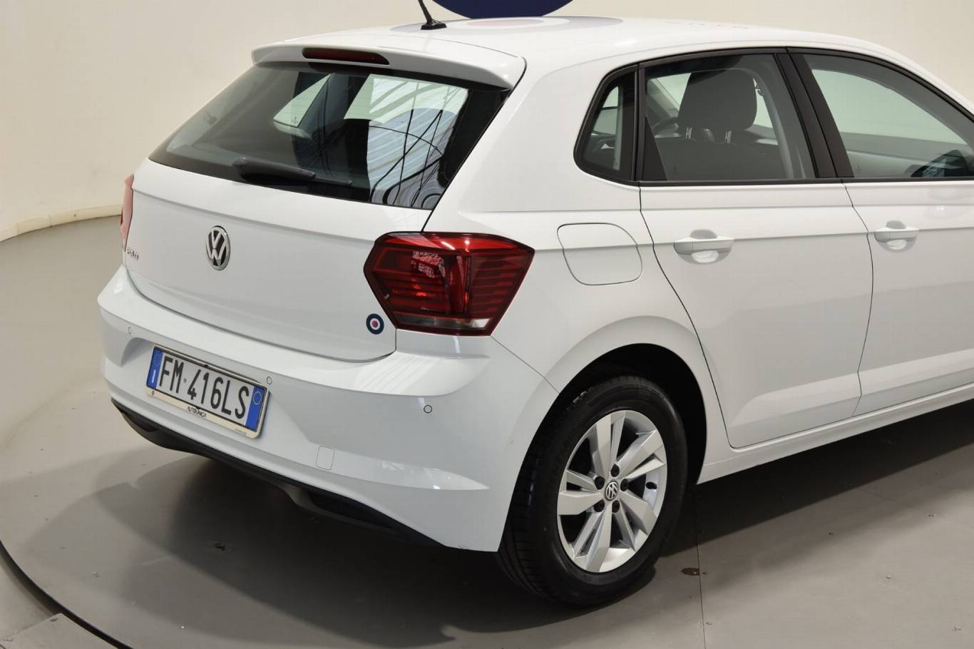 VOLKSWAGEN Polo 18