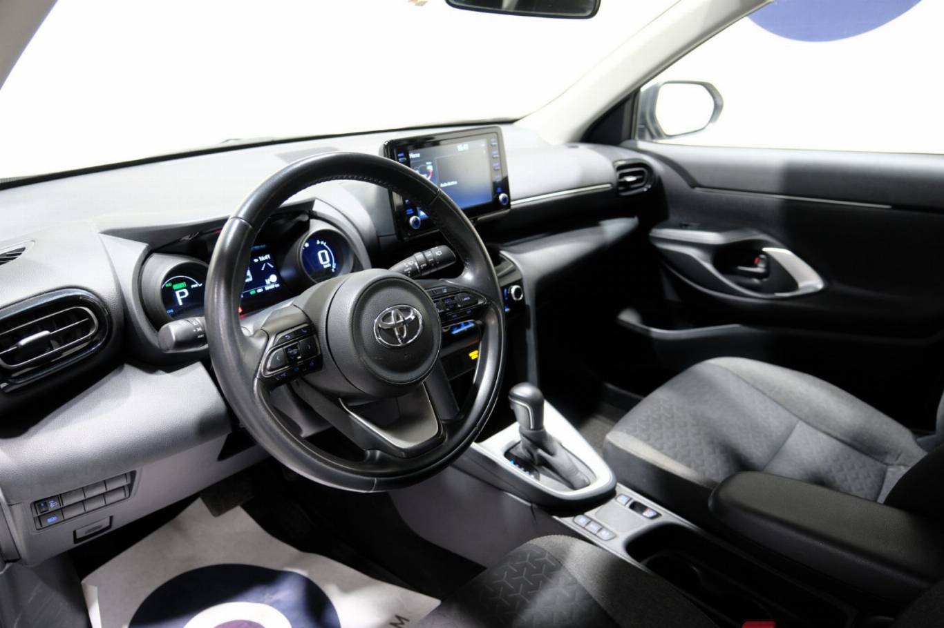 TOYOTA Yaris Cross 5