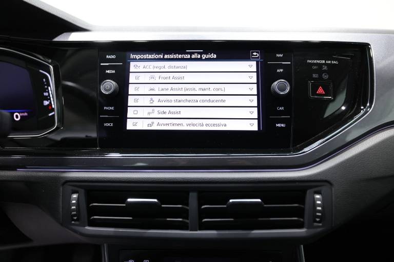 VOLKSWAGEN Polo 27