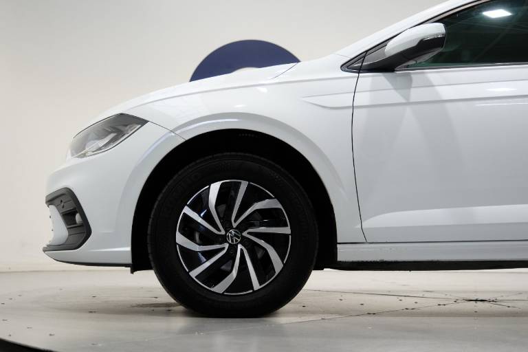 VOLKSWAGEN Polo 19