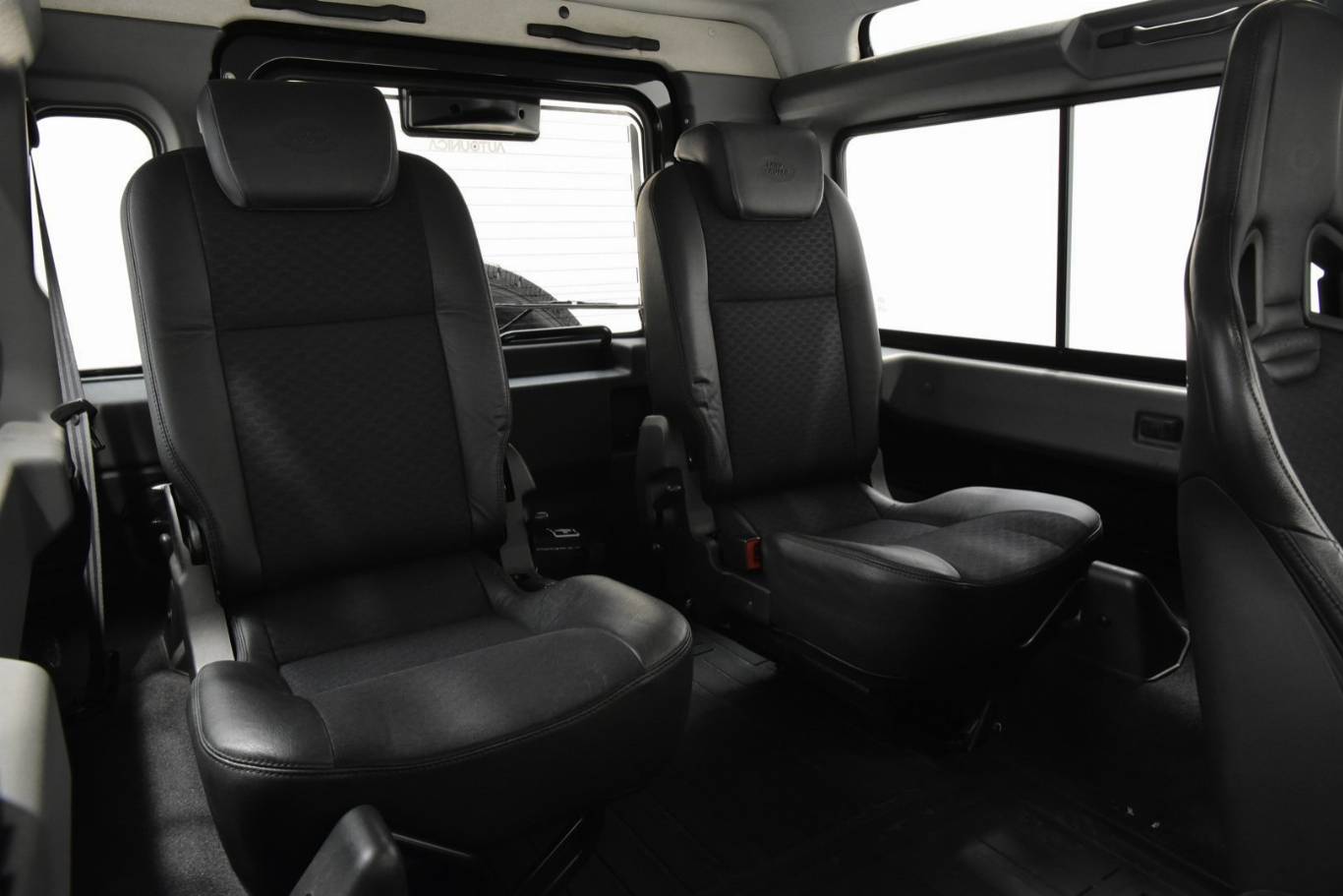 LAND ROVER Defender 52