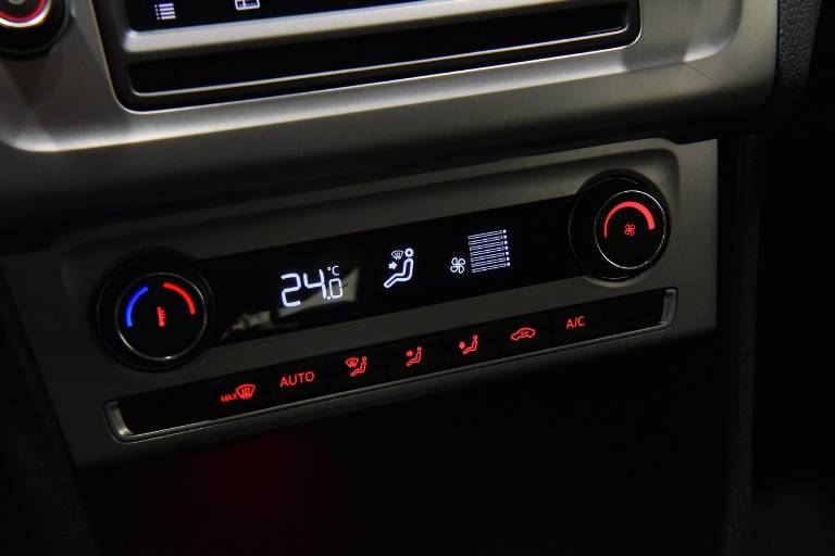 VOLKSWAGEN Polo 17