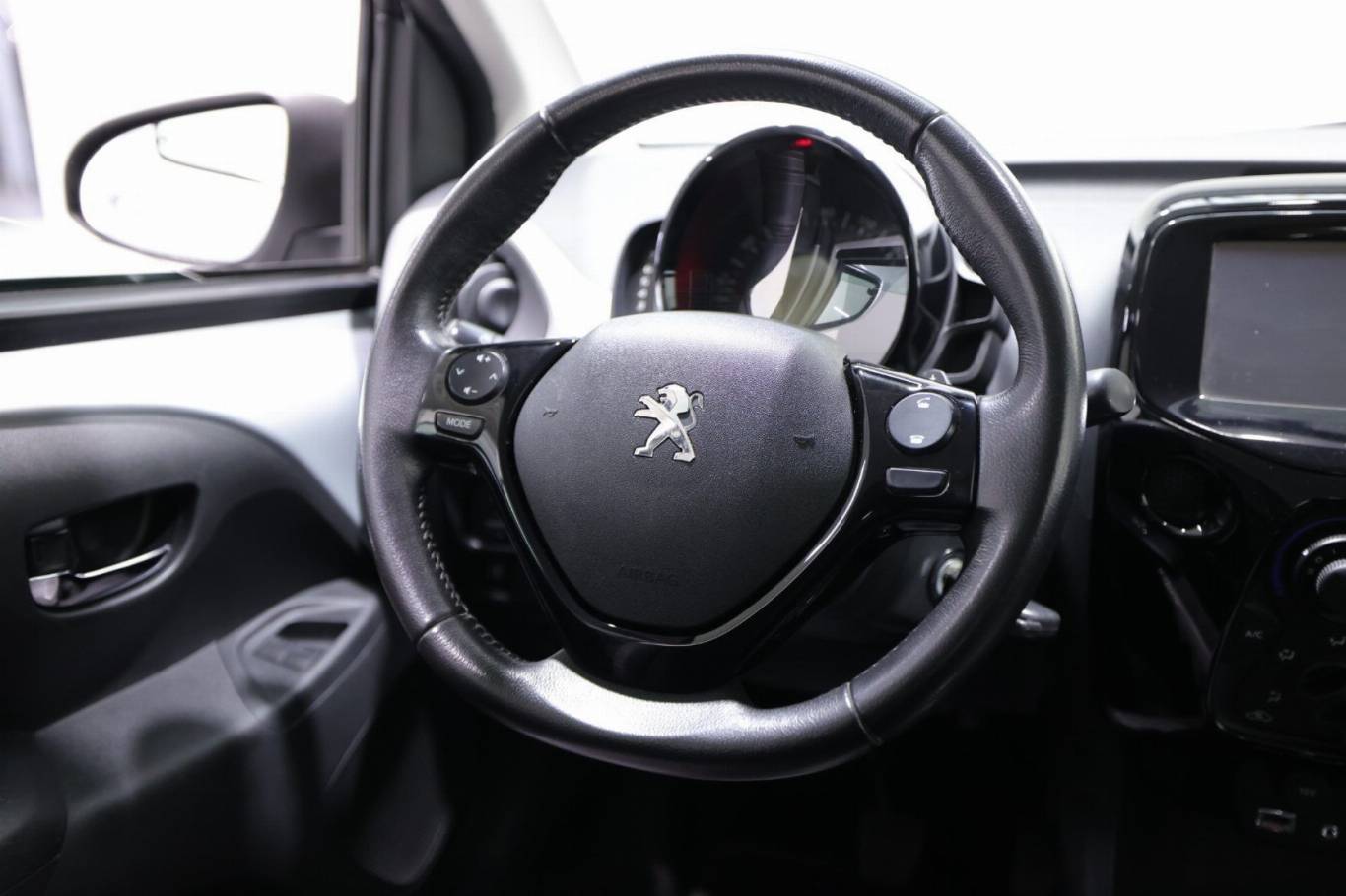 PEUGEOT 108 32