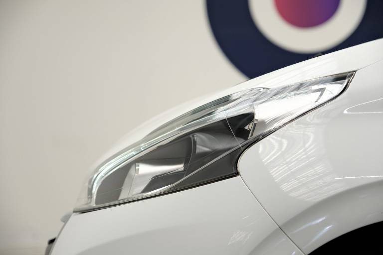 PEUGEOT 208 14