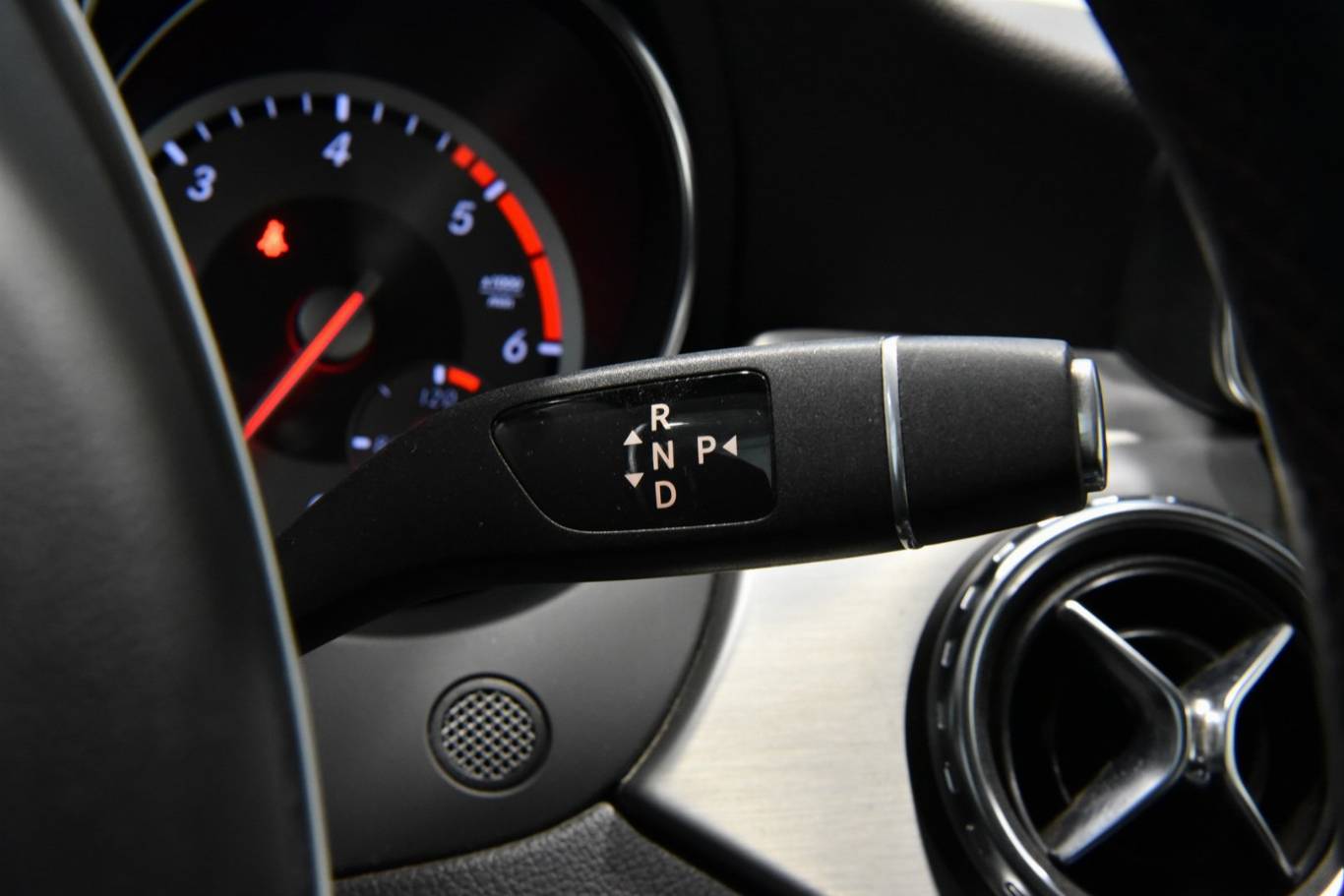 MERCEDES-BENZ GLA 200 24