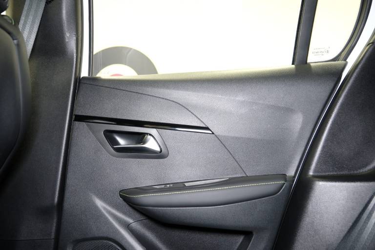 PEUGEOT 208 39