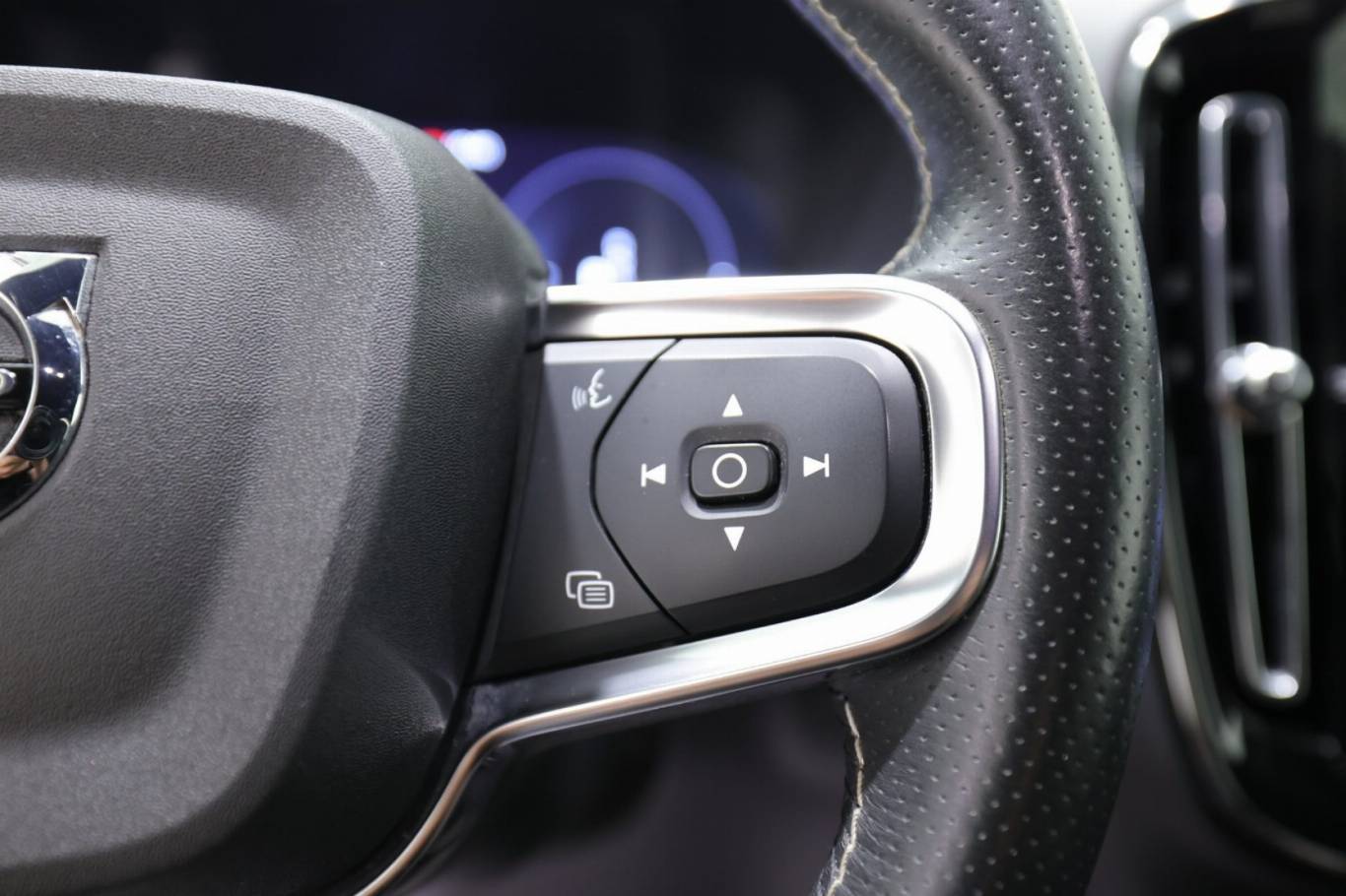 VOLVO XC40 21