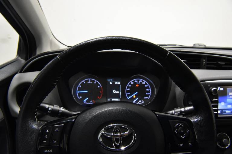TOYOTA Yaris 9