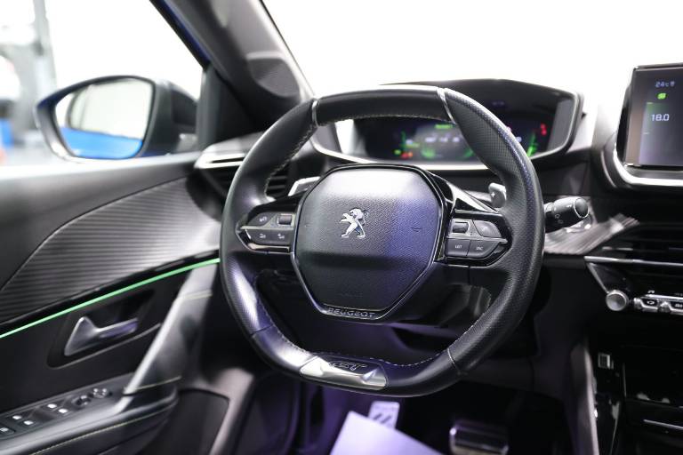 PEUGEOT 208 40
