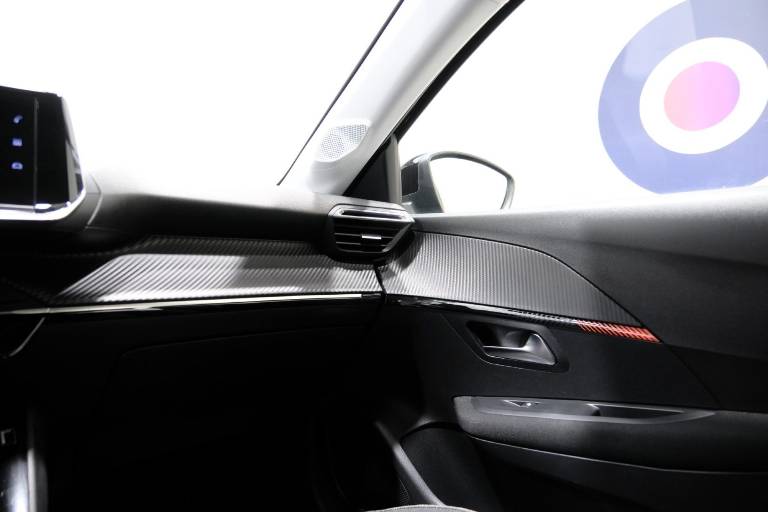 PEUGEOT 208 31