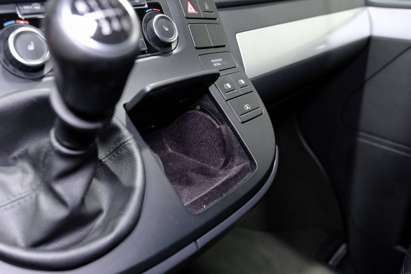 VOLKSWAGEN T5 Multivan 32