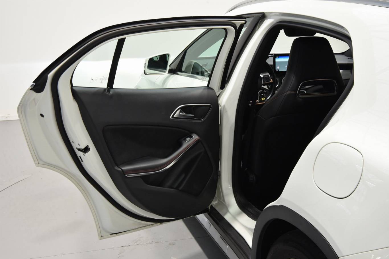 MERCEDES-BENZ GLA 200 44