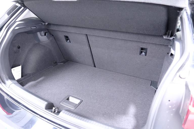 VOLKSWAGEN Polo 64