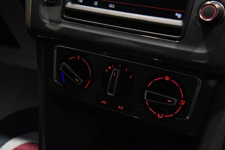 VOLKSWAGEN Polo 30