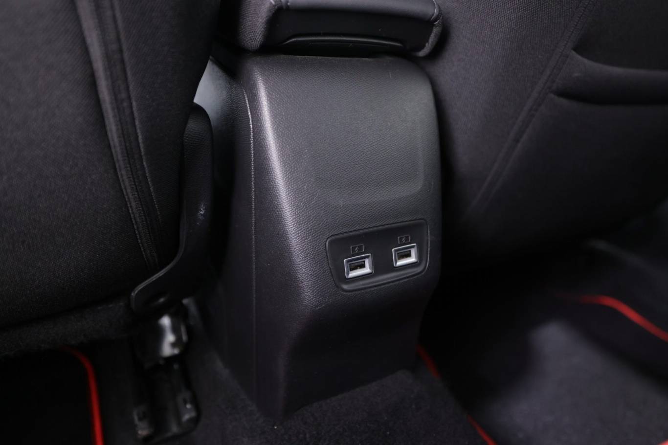 PEUGEOT 208 38