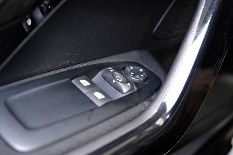 PEUGEOT 208 32