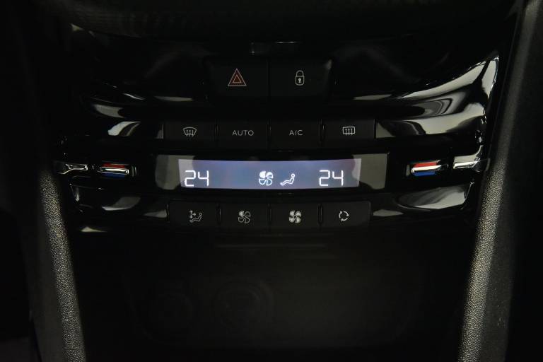 PEUGEOT 2008 10