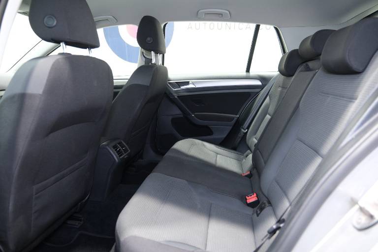 VOLKSWAGEN Golf 36