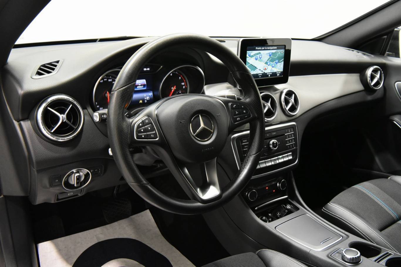 MERCEDES-BENZ CLA 200 3