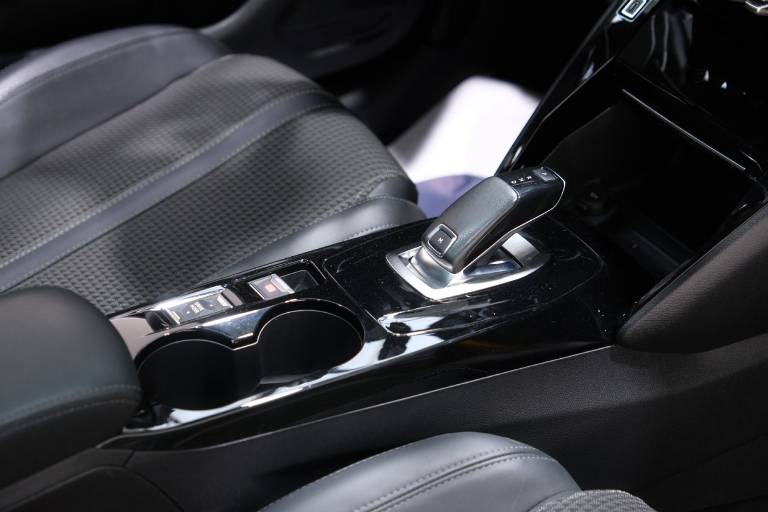 PEUGEOT 208 64