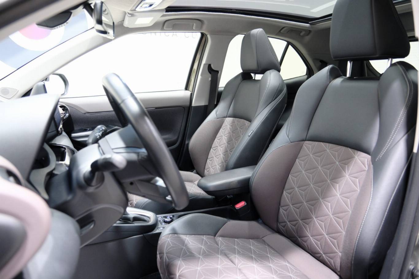 TOYOTA Yaris Cross 6