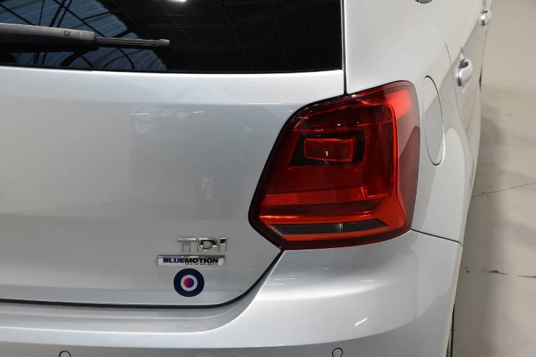 VOLKSWAGEN Polo 17