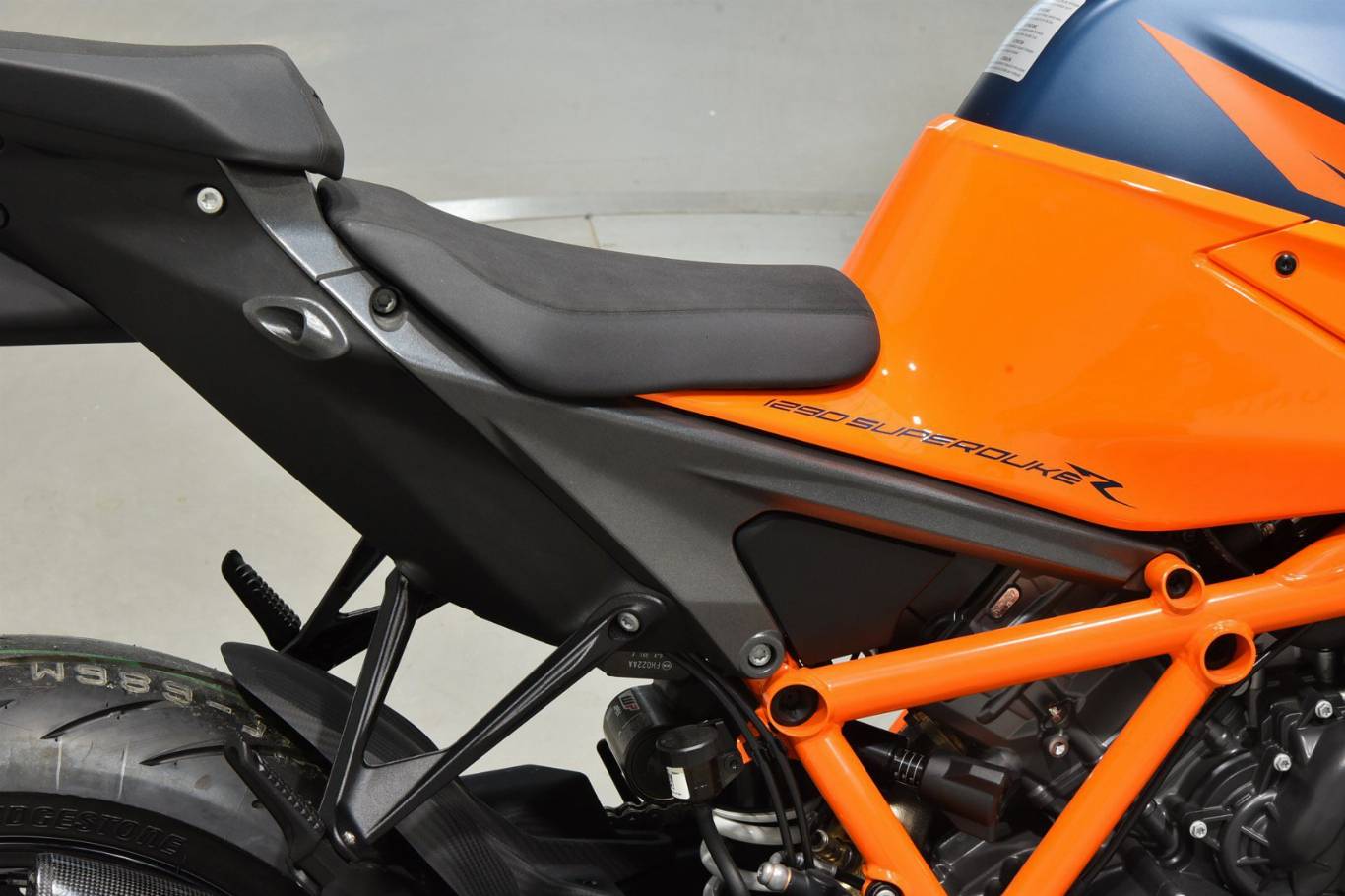 KTM 1290 Super Duke R 77