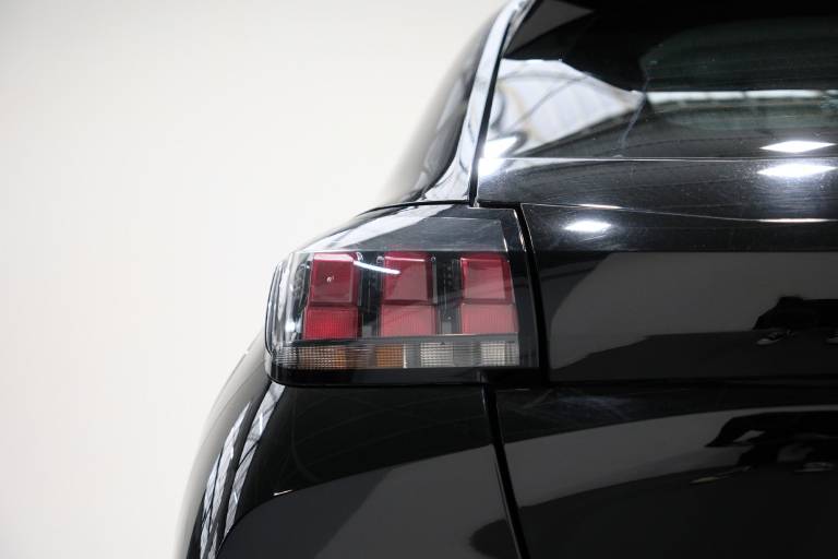 PEUGEOT 208 43